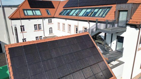 PV-Anlage und Holzheizung