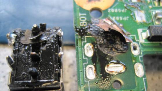 Abgebrannte Strombuchse